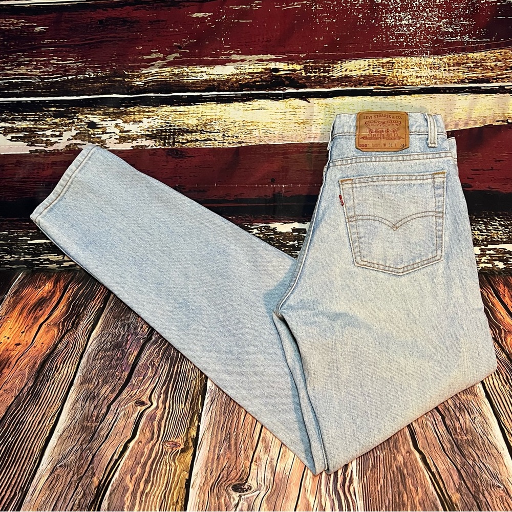 Vintage Levi’s 550 Light Wash Denim Blue Jeans Relaxed Fit Tapered Leg